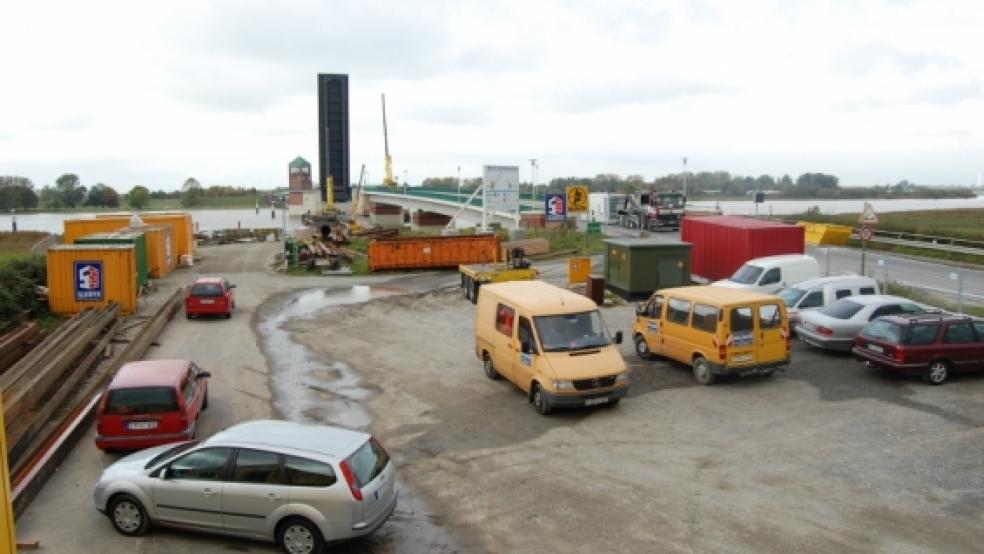 Der Umbau der Emsbrücke verzögerte sich mehrfach. Von Ende Juli 2008 bis Ende August 2009 war das Bauwerk für den Straßenverkehr gesperrt. Der Streit um die Übernahme der Mehrkosten zieht sich immer noch hin.  © Szyska