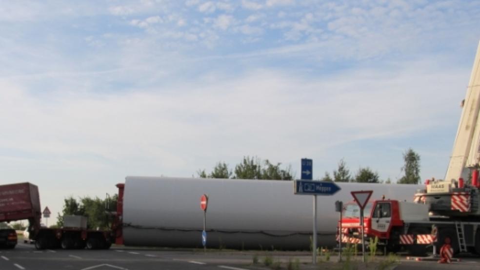 Kein Weiterkommen gab es für diesen Schwertransporter einer polnischen Firma in der Nacht zum Sonnabend in Stapelmoorerheide. Die 110 Tonnen schwere Ladung, ein Turmsegment für ein Windrad, landete auf der Fahrbahn. © Polizei