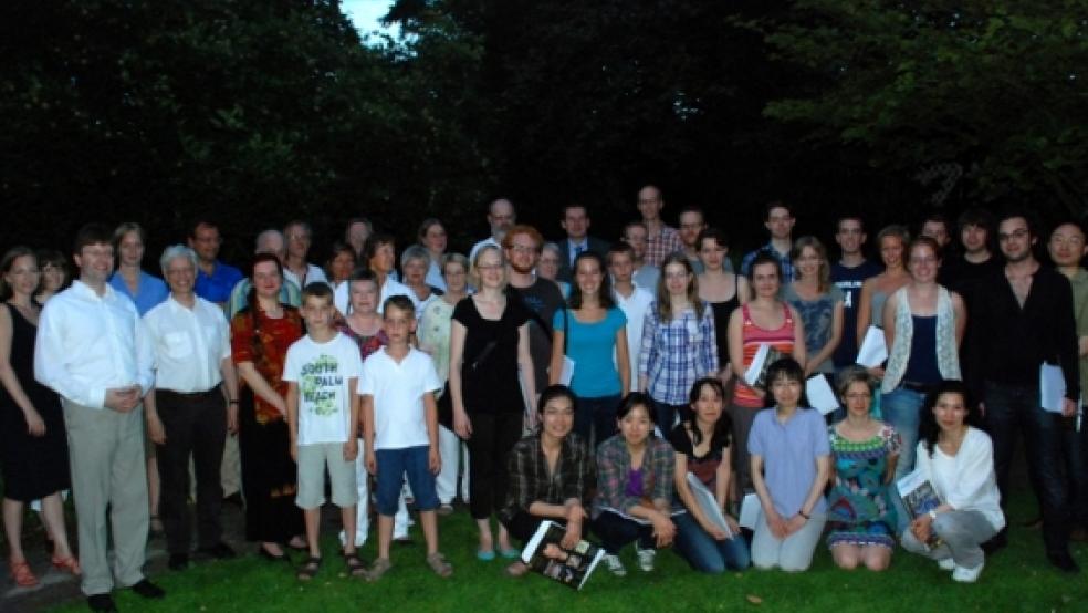 Für eine Woche zu Gast in Weener sind die Teilnehmer des »Arp-Schnitger-Orgelwettbewerbs 2012«. Die 13 Preis-Aspiranten und ihre zehn Registranten sind in elf hiesigen Gastfamilien untergebracht.  © Kuper