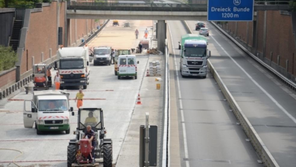 Bauarbeiten am Autobahndreieck Bunde. Die Fahrbahn wird bis zum voraussichtlich 18. September gesperrt.  © Foto: Wübbena