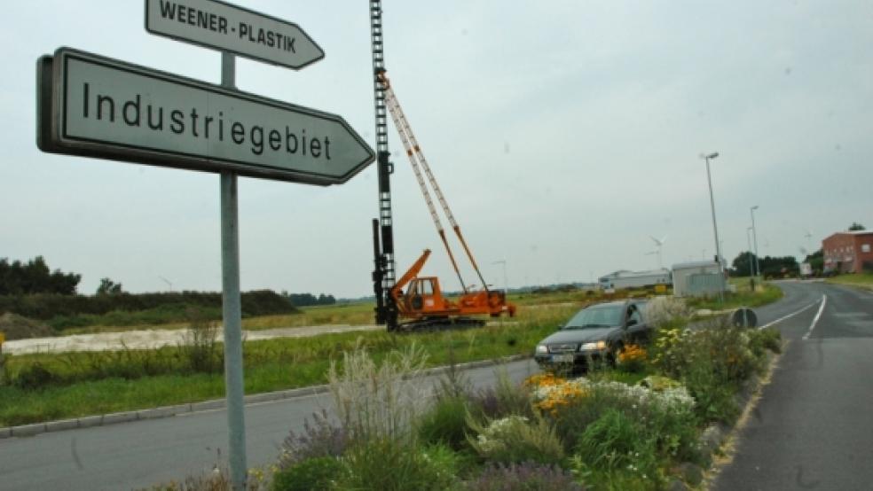 Am nördlichen Stadtrand hat die Stadt Weener rund fünf Hektar große Gewerbefläche ausgewiesen. Dort siedeln sich nun ein Sanitätshaus und eine Autowerkstatt an.  © Foto: Szyska 