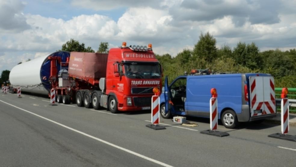 In der Fahrerkabine des Schwertransporters musste der 24-jährige Fahrer aus Polen in den vergangenen sechs Tagen ausharren. Zum Schutz vor der Sonne behängte er die Windschutzscheibe mit Tüchern. © Foto: Wübbena