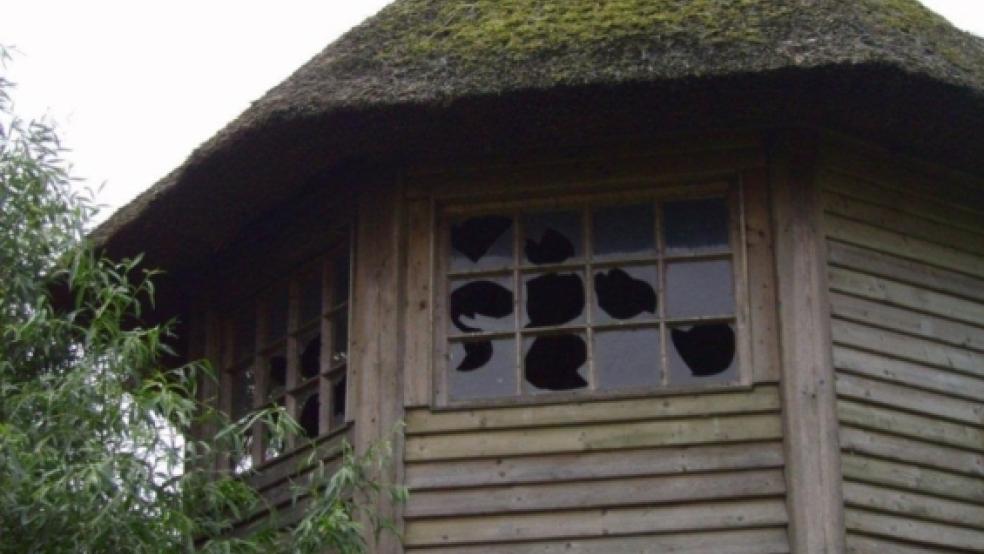 Eingeschlagene Scheiben, verbrannte Decken und Wände, die Schäden am Beobachtungsturm des NABU in Wymeer sind erheblich. © NABU