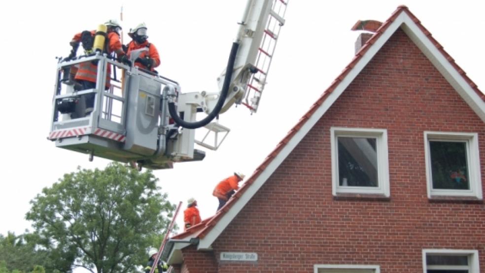 Mit Hilfe der Hubrettungsbühne brachte die Feuerwehr Weener das Feuer unter den Ziegeln unter Kontrolle. © Nagel