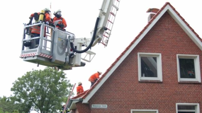 Blitz schlägt in Dachstuhl ein