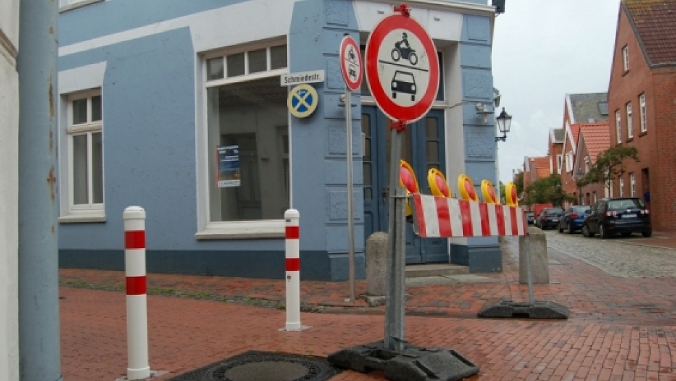 Kein Durchkommen: Damit der Durchgangsverkehr aus der Brunnenstraße fern gehalten wird, wurde Anfang vergangener Woche auch die Schmiedestraße - als schnellste Verbindung zum Parkplatz »Große Bleiche« - gesperrt. © Nagel