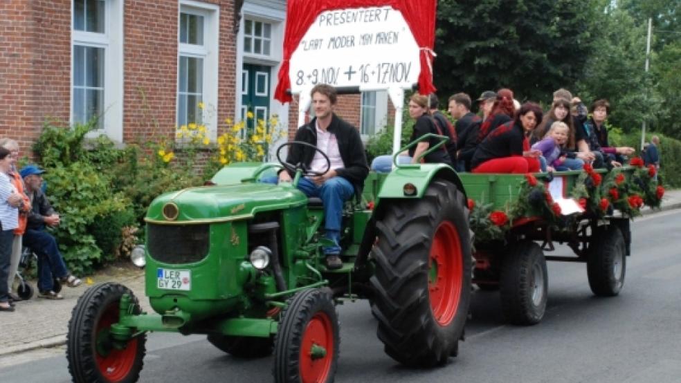 Schwarzroter Werbewagen: Die Theatergruppe Stapelmoor machte Reklame für ihr neues Theaterstück 