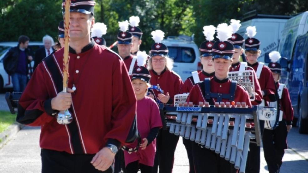 Nicht mit Pauken und Trompeten, aber mit schwungvollen Rhythmen wird der »Spielmannszug und Malletband Stadt Weener« am 1. September die 6. Gewerbeschau in Weener eröffnen. Mit von der Partie sind viele Musik- und Tanzgruppen, fast 60 Betriebe aus Handel, Handwerk und Dienstleistung und der größte Teddy der Welt.  © Archivfoto: Hoegen 