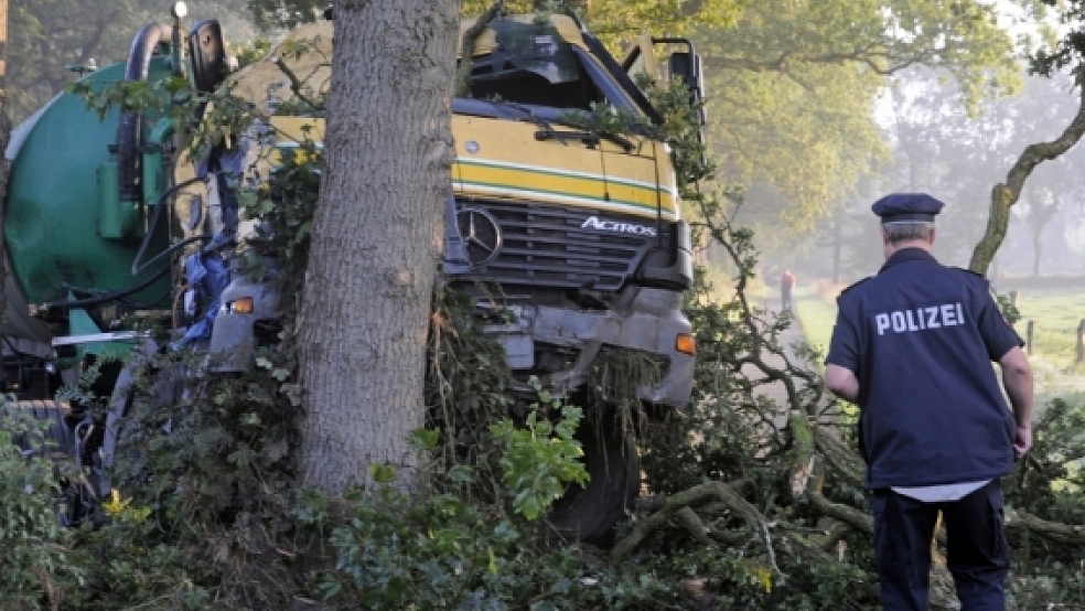 Förmlich zertrümmert wurde das Führerhaus des Lastwagens beim Zusammenprall mit zwei Bäumen. Der Fahrer wurde beim Aufprall aus dem Lkw geschleudert. © Frerichs