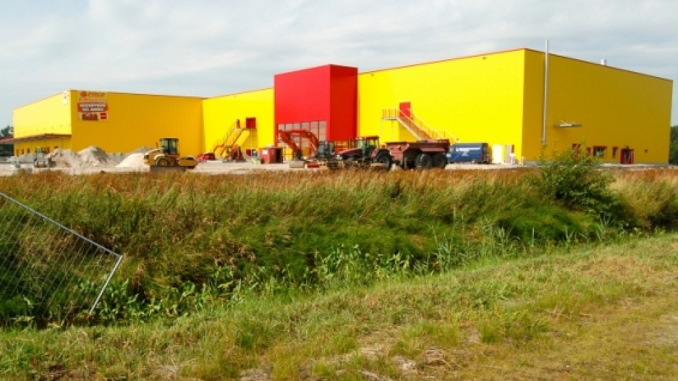 Weithin sichtbar ist der neue Einrichtungsmarkt, der derzeit an der Autobahn A 31 in Nüttermoor gebaut wird. Auf der anderen Seite der Autobahn befindet sich der »EmsPark«. © Foto: Szyska