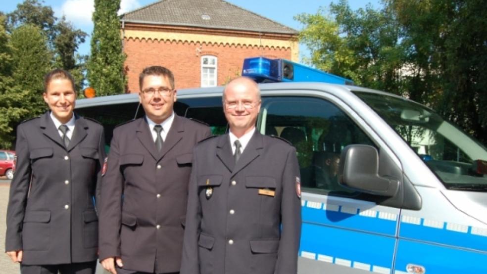 Die eine ist auf dem Sprung - der andere kehrt zurück: Weeners Polizei-Chefin Frida Sander wird im Oktober nach Osnabrück versetzt, Stephan Bohlken (Mitte) kehrt nach über einem Jahr »Rheiderlandpause« zurück und übernimmt ihren Posten. Johannes Lind, Leiter der Polizeiinspektion, verabschiedete beziehunsweise begrüßte die beiden gestern offiziell in Weener.  © Nagel