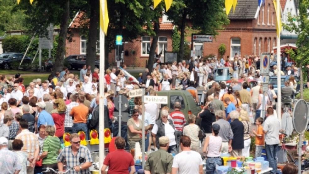 Markttrubel wie auf unserem Bild soll wieder vom 21. bis 23. September auf dem Michaelismarkt in Weener herrschen; auch der Bauernmarkt feiert dann seine Fortsetzung.  © Archivfoto: Bruins