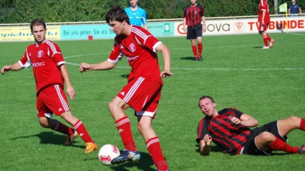 Zwei Torschützen: Tim Schouwer (am Ball) erzielte einen Treffer für die Bunder, Teamkollege Markus Winkler traf sogar doppelt gegen Burlage. © Foto: Reemts