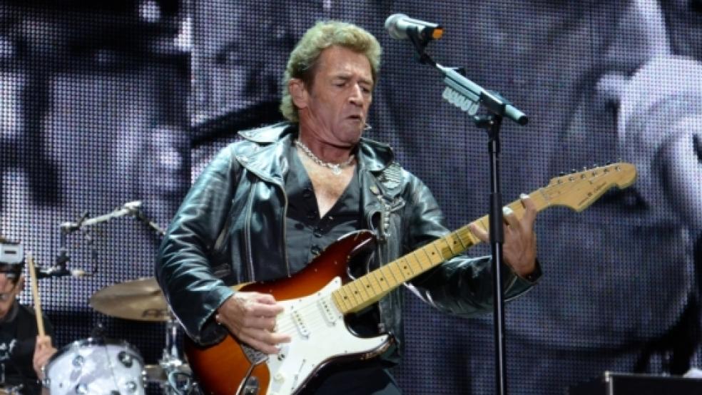 Fingerfertigkeit am Sechs-Saiter zeigte Altrocker Peter Maffay. Die Schräglage an der Gitarre hat der 63-Jährige immer noch drauf. © Wübbena