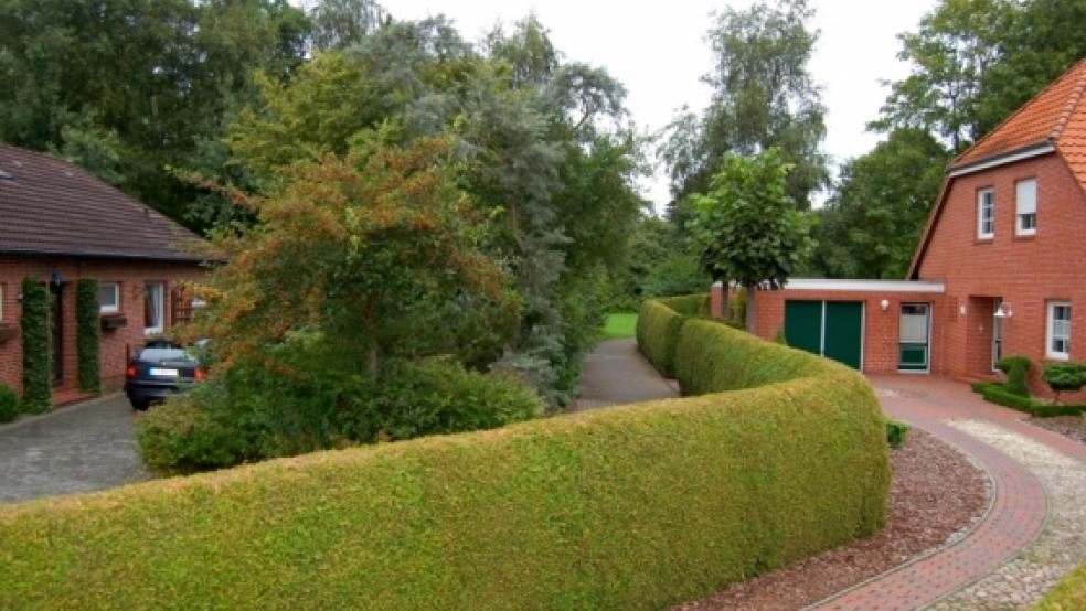 Dieser zum Bolzplatz führende Fuß- und Radweg zwischen den beiden Einfamilienhäusern am Torumer Ring soll zur Zufahrtstraße für das Mehrfamilienhaus ausgebaut werden. © Szyska