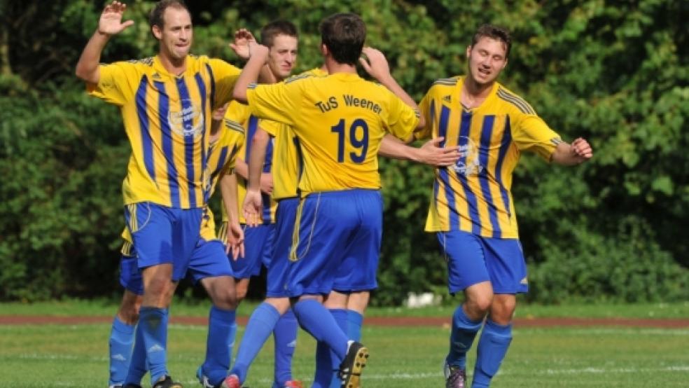 Weeneraner Jubel nach Dennis Boelens Treffer zum 2:0-Endstand. Der TuS liegt jetzt auf dem vierten Platz. ©  Foto: Bruins