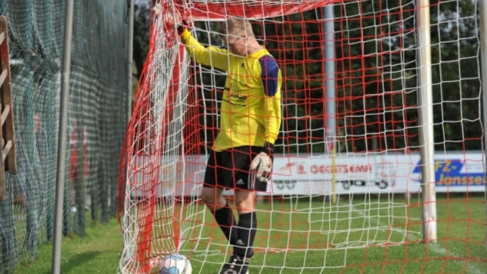 Gleich achtmal musste Jemgums Keeper Steffen Wissmann den Ball aus dem Netz holen.  © Fotos: Bruins (2), Mentrup