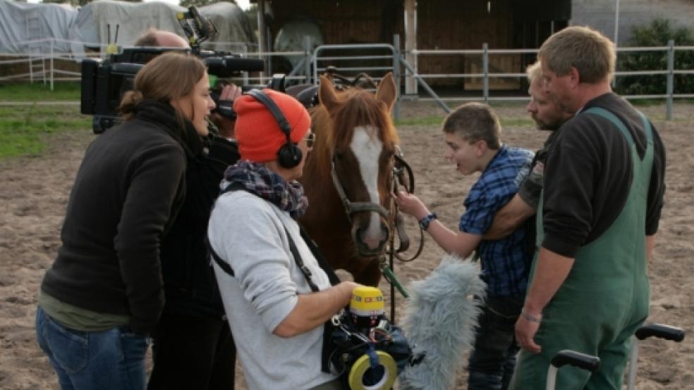 Nach jeder Reitstunde wird noch mit dem Pferd geschmust. Redakteurin Gisy, Kameramann Ian, Tontechniker Arne, Tebbe Billker und Vater Dieter Schnauber schauen Christopher und »Sunka« dabei zu.  © Foto: Goeman