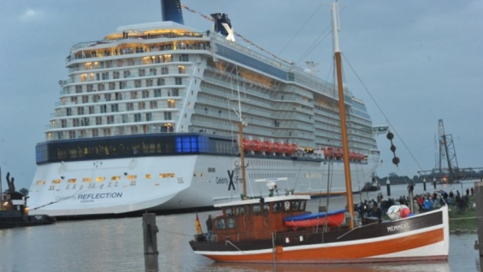 Tausende verfolgten die Emspassage der »Celebrity Reflection«. Auch in Weener (Foto) gab es Massenauflauf. Im Vergleich zum Luxusliner nimmt sich die »Memmert« (vorne) wie eine Nussschale aus. © Foto: Bruins