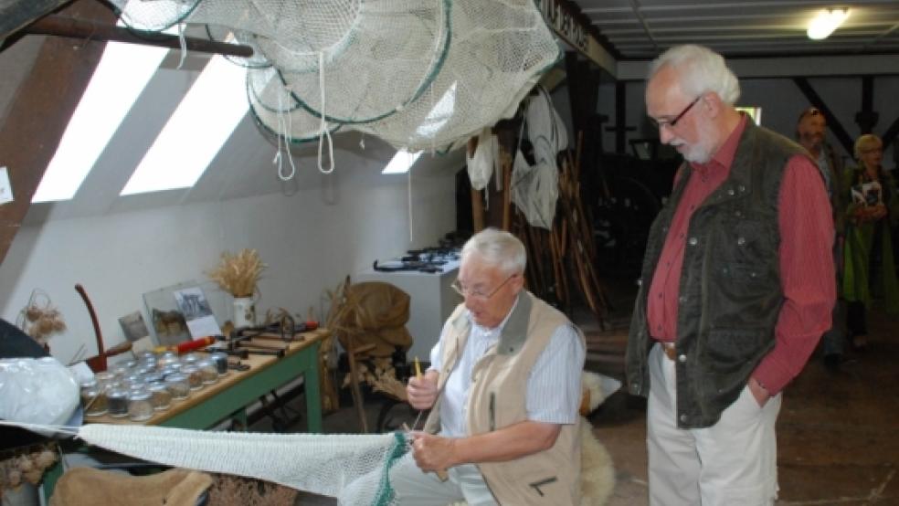 Auch die Dollartfischer gehören zum Rheiderland. Heinrich Meinders, der in Dyksterhusen aufwuchs, zeigt Taleus Gelder aus Weenermoor das Flicken der Aalreusen. © Foto: Kuper