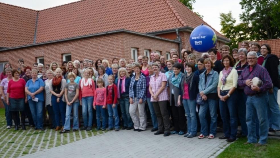 Gespannt sieht der »Rheiderland-Chor« unter der Leitung von Marianne Gerke und Peter Sobek dem Auftritt am Samstag im »Multi Ostfriesland Center« entgegen.  © Wübbena