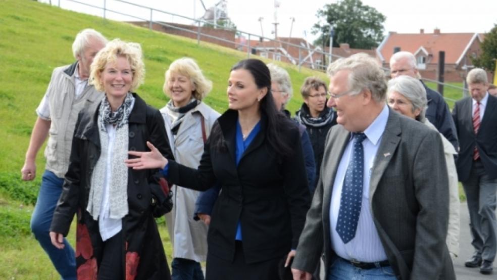 Auf dem Weg zur Besichtigung der Stellplätze hielten (vorne von links) CDU-Ratsfrau Kerstin Krebs, CDU-Bundestagsabgeordnete Gitta Connemann und der Geschäftsführer des Verkehrsvereins Luitpold, Handwerker, einen lockeren Plausch. © Wübbena