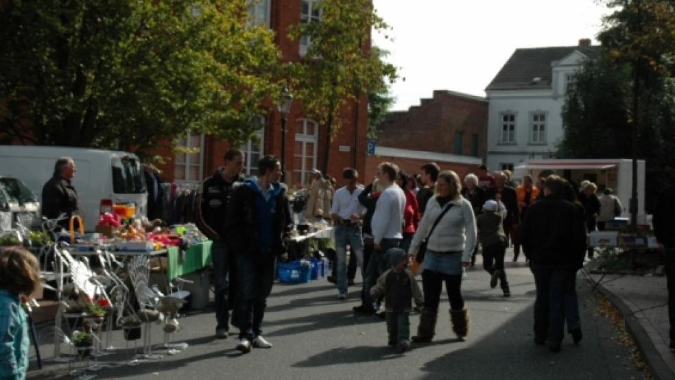 Das gute Wetter am Sonntag lud zum Flanieren über den Markt ein und lockte dann doch noch zahlreiche Besucher zum Vogelsang-Platz © de Winter