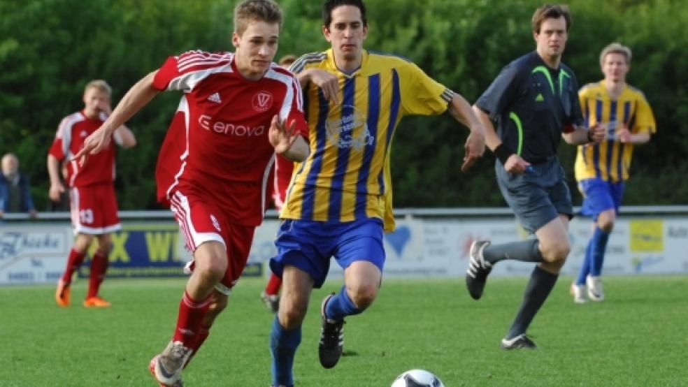Wer läuft am Sonntag wem den Rang ab? Im vergangen Duell hatten Keno Schmidt (links) und seine Bunder die Nase vorn. Dieses Mal wollen Gerard Bevers und der TuS Weener den Spieß umdrehen. © Foto: Bruins