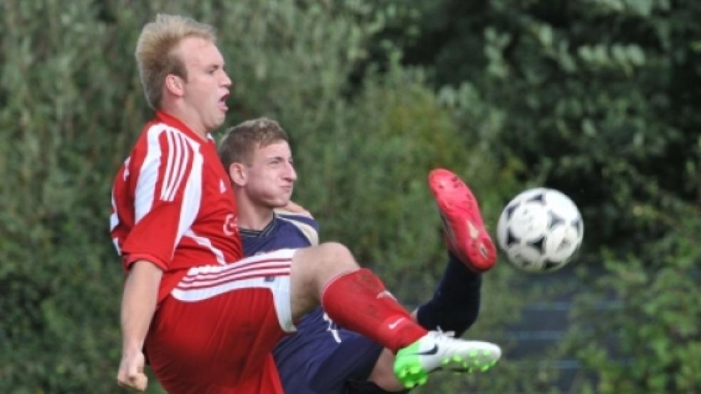 Und hoch das Bein: Arno Reents im Zweikampf.  © Foto: Bruins