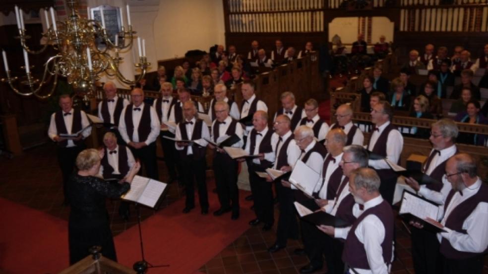 »Was kann schöner sein« hieß ein Stück der Liedertafel Bunde. Schön, allein schon wegen der großzügigen Spenden. Aber auch wegen der Musik, zum Beispiel vom Baaimer Mannenchor.  © Himstedt