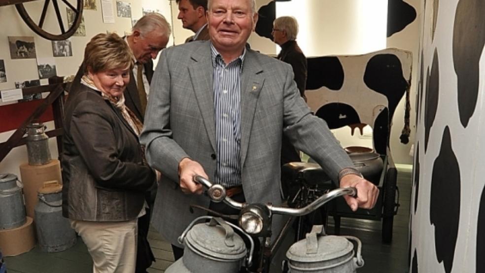 Gerhard Busemann steuerte viele Stücke zur Ausstellung bei - hier steht er mit einem »Transportfahrrad«.  © Wolters