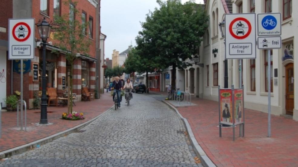 Die zwei »Durchfahrt verboten - Anlieger frei«-Schilder bleiben mindestens bis Anfang Dezember am Eingang der Brunnenstraße in der Leeraner Altstadt stehen. © Archiv-Foto: Nagel