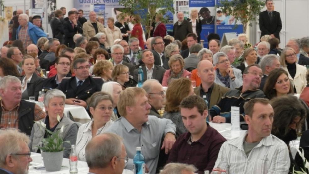 Volle Bänke bei der Eröffnung der 34. Ostfrieslandschau. Das Publikum wartet hier auf das Grußwort von Ministerpräsident David McAllister. © Fischer