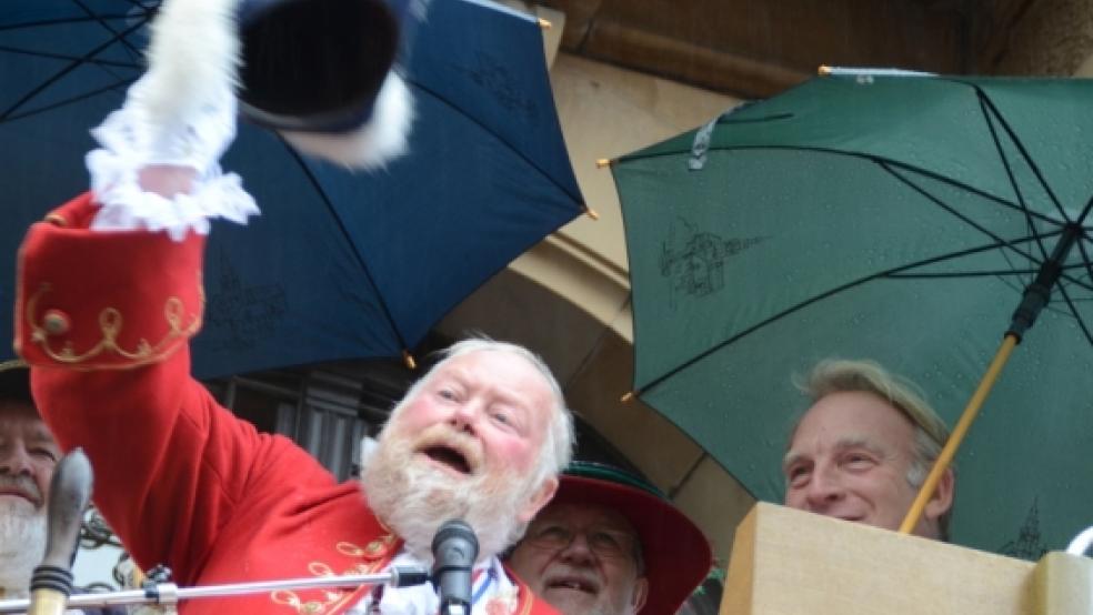 »God save the Queen!« - und auch den Gallimarkt. Ausrufer Trevor Heeks hatte die Menge vor der Rathaustreppe im Griff und stimmte lautstark auf die fünfte Jahreszeit ein.  © Hanken