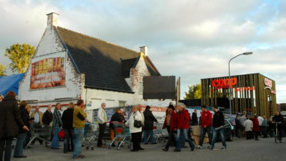 Hunderte Kunden warteten am Mittwoch um 18 Uhr auf die Eröffnung des neuen »Coop«-Marktes in Neuschanz. Der alte Markt (links) wird seit gestern abgerissen, dort sollen in den nächsten vier Wochen rund 60 Parkplätze entstehen. © Szyska