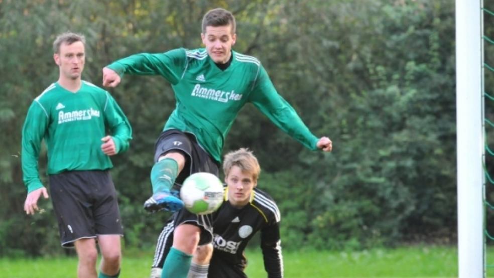 Nur noch verwandeln muss Wilke Albers den Ball. Locker trifft er hier zum 3:1. © Foto: Bruins