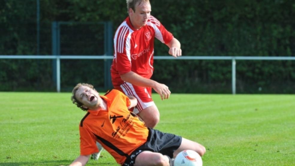 Eine schmerzhafte Angelegenheit war das Spiel in Bunde für Wymeers Manfred Lüppens. Hier wird er von Arno Reents gestoppt.  © Fotos: Bruins/Mentrup