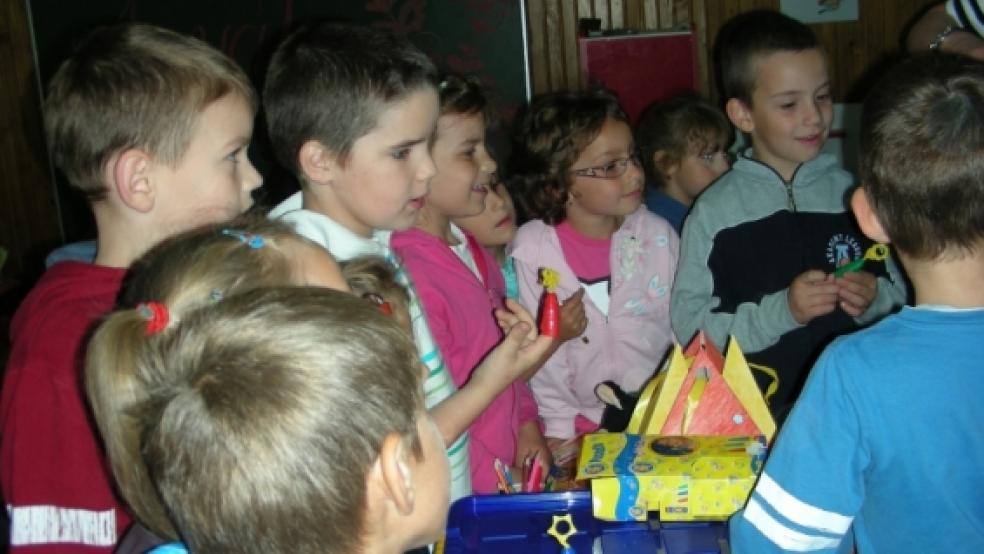 Aufgeregt und fröhlich waren die Kinder in Alesd, als sie Besuch im?Sommer dieses Jahres Besuch aus dem?Rheiderland bekamen. Die Gäste hatten auch Spielzeug als Begrüßungsgeschenk mitgebracht. © privat