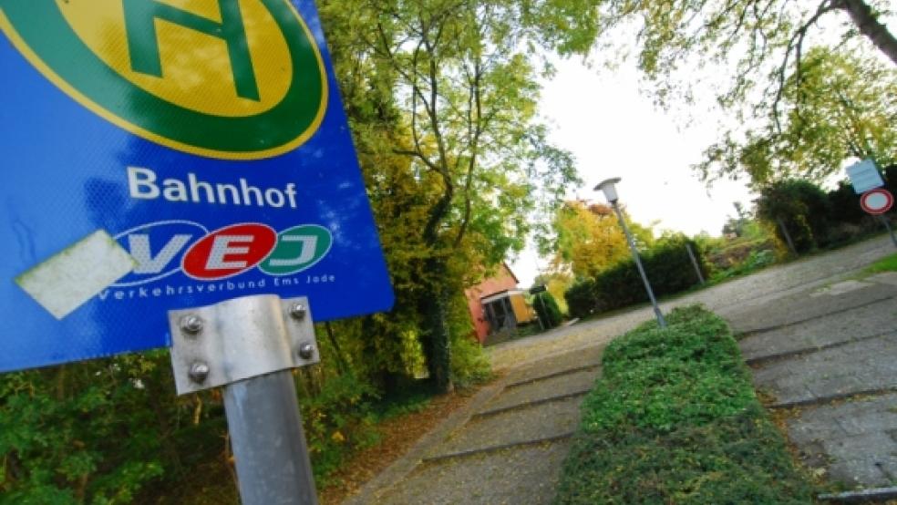 Der Belag der terassenartig angelegten Treppe zum Bahnhof in Weener ist marode. © Foto: Hanken