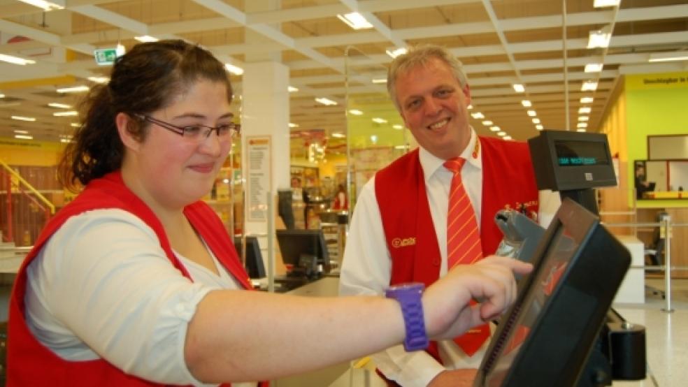 Michaela Röttmann aus Ditzumerverlaat hat, wie 69 andere, einen neuen Job im »Poco«-Einrichtungsmarkt in Leer gefunden. Sie freut sich, wie Marktleiter Rolf Immens, auf die Eröffnung am Montag, 29. Oktober.  © Nagel