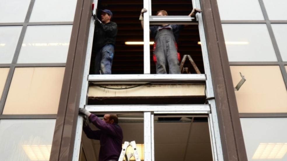 Neue Fenster für das Treppenhaus des Rathauses:?Seit gestern montieren Mitarbeiter von WBM?Metallbau neue Fenster nach neuestem energetischen?Standard. © Wübbena