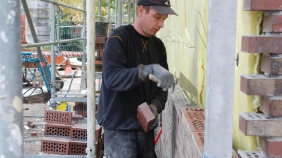 Stein auf Stein: Nach Entfernung der Betonplatten an der Fassade wird der »neue« Teil des Rathauses in?Weener jetzt mit neuen Klinkern verblendet. © Hoegen