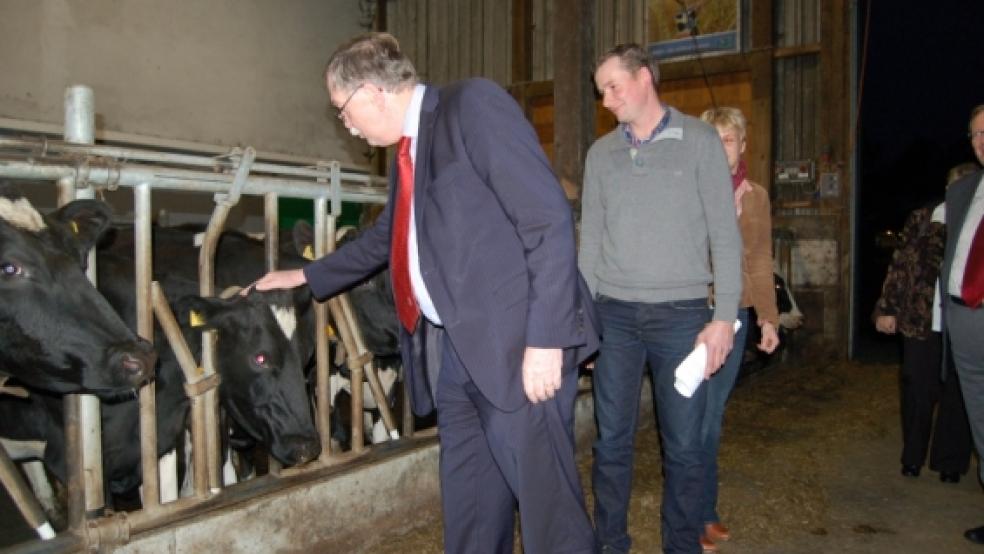 Auf Tuchfühlung mit einer »Schwarz-Bunten« ging Minister Gert Lindemann beim?Betriebsrundgang mit Anton Wübbena-Mecima (Rechts). Verdeckt hinter ihrem Ehemann Hilke Wübbena-Mecima. © Nagel