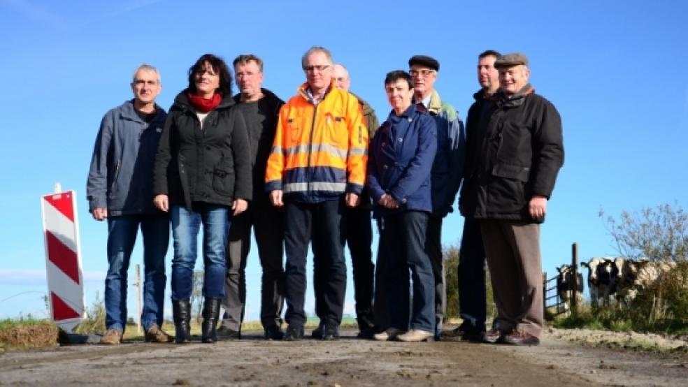 Zufrieden mit der Sanierung des Speckfennewegs: (von links) Dipl. Ing. Volker Schnackenberg, Dipl. Ing. Monika Starke (Grontmij GmbH), Dipl. Ing. Wolfgang Ihler (LGLN, Projektleiter), Hans-Jürgen?Heyen (Strabag), Bernhard Röskens (Gemeinde Jemgum), Anja Hagen (Strabag), Gebhard Rösingh (Teilnehmergemeinschaft Jemgum-Holtgaste), Berthold Webermann (Strabag), Helmut Borde (TG Jemgum-Holtgaste).  © Wübbena