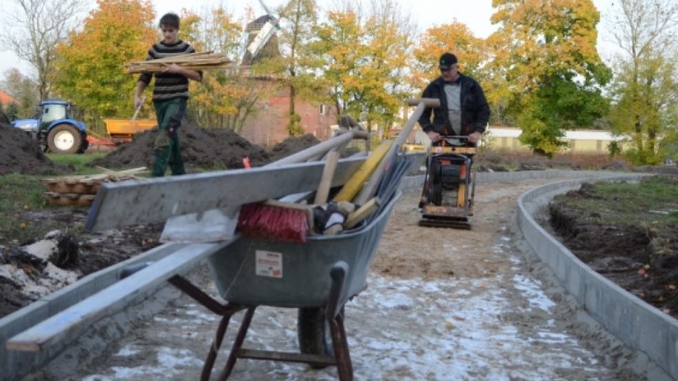 Rüttler, Bagger und Muskelkraft formen das Gelände am?Leege Weg in Bunde, wo ein Naherholungsgebiet entsteht.?Derzeit arbeitet hier die?Firma Borchers aus Surwold.? © Hanken