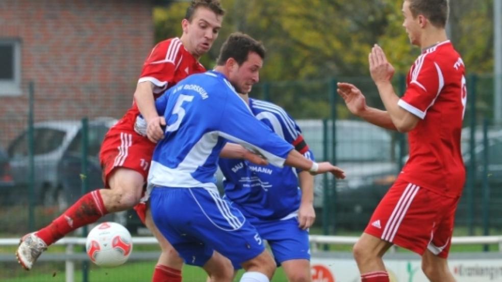 Hart umkämpft war das Spiel des TV?Bunde gegen BW?Borssum. Letztlich behielten Volker Wirtjes (links) und Sturmpartner Keno Schmidt gegen Sebastian Vossbrinck und Co. mit 1:0 die Oberhand.  © Foto: Bruins