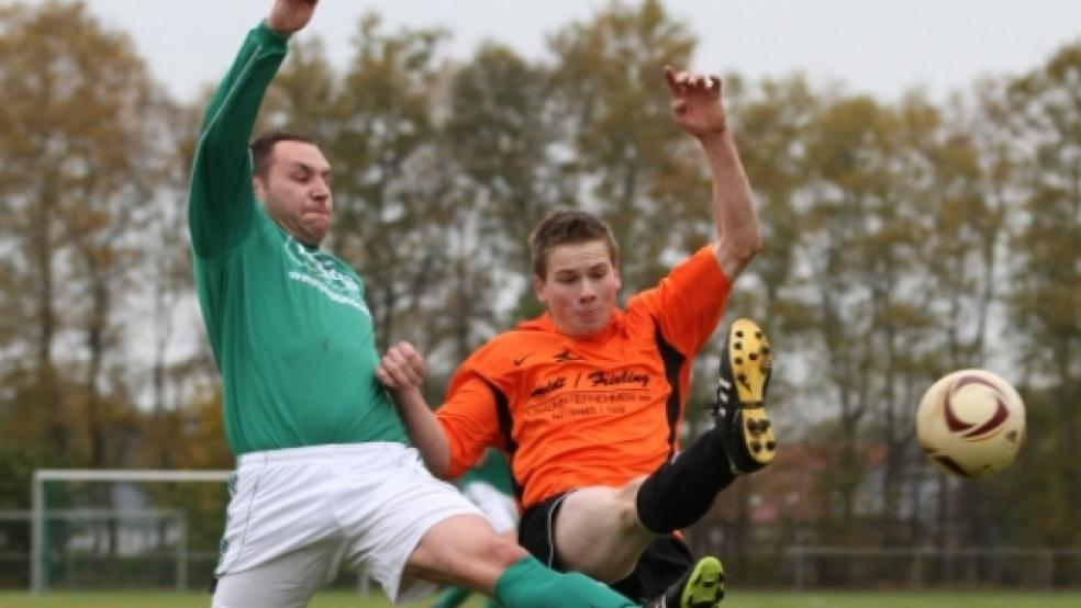 Ein Kampfspiel war das Derby zwischen dem SV?Wymeer-Boen und Teutonia Stapelmoor. Hier duellieren sich der Teutone Marco Overlander (links)?und der Wymeerster Joachim Smid.  © Fotos: Bruins (3)/Schulte (2)