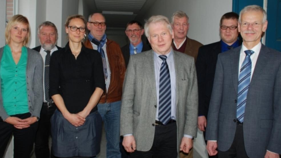 Die Projektpartner: Von links Anke Schmidt, Oberdeichrichter Heiko Albers (Moormerland), Gesa Lüdecke, die Oberdeichrichter Meint Hensmann (Rheiderland) und Heinrich Jabben (Norden), Peter Spekker, Leiter der Unteren Deichbehörde des Landkreises Leer, Oberdeichrichter Giesbert Wiltfang (Krummhörn), Andreas Wurpts, Leiter der Forschungsstelle Küste des NLWKN, und Projektleiter Meinfried Striegnitz. © Hoegen