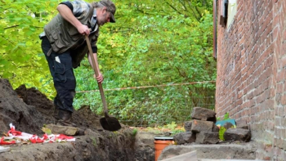 Mit dem Graben ist Schluss für dieses Jahr: Axel Prussat verfüllt die Grabungsschnitte beim Steinhaus in Bunderhee. © Wübbena