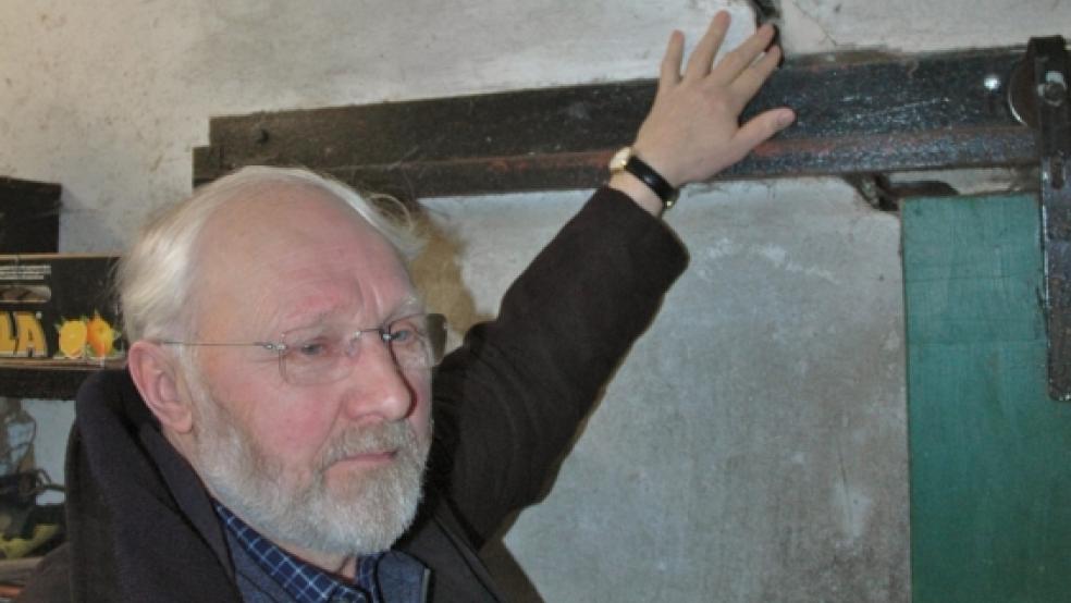 Große Risse im Stalltrakt des Hofgebäudes:?Arnold Venema führt die Schäden auf die Absenkung des Grundwassers im Zuge der Verlegung einer Gas-Pipeline zurück. © Szyska